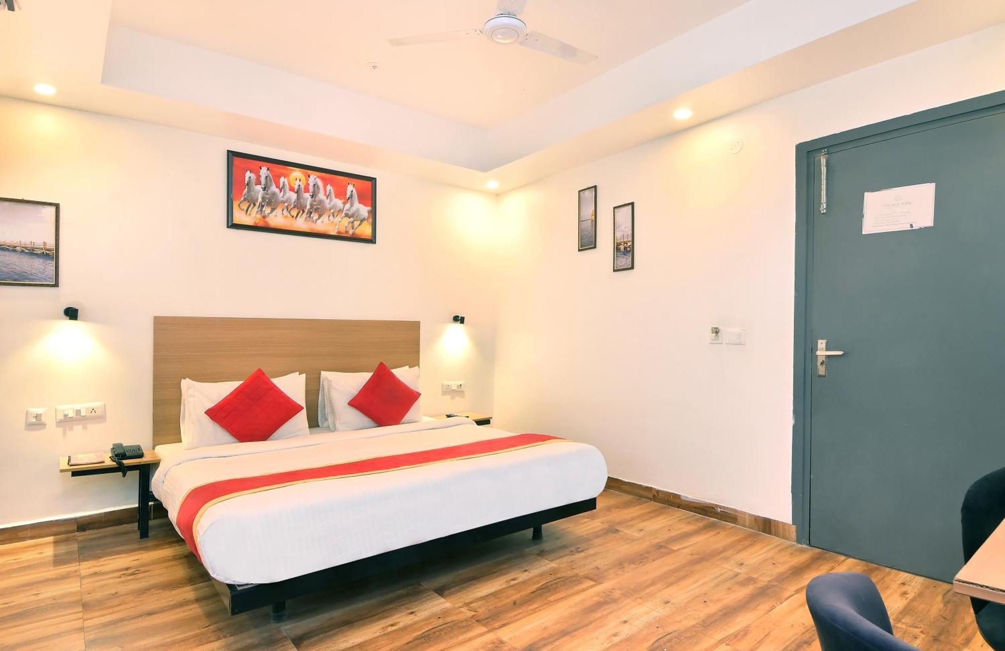 Hotel Red York By Byob Hotels Noida Exterior foto