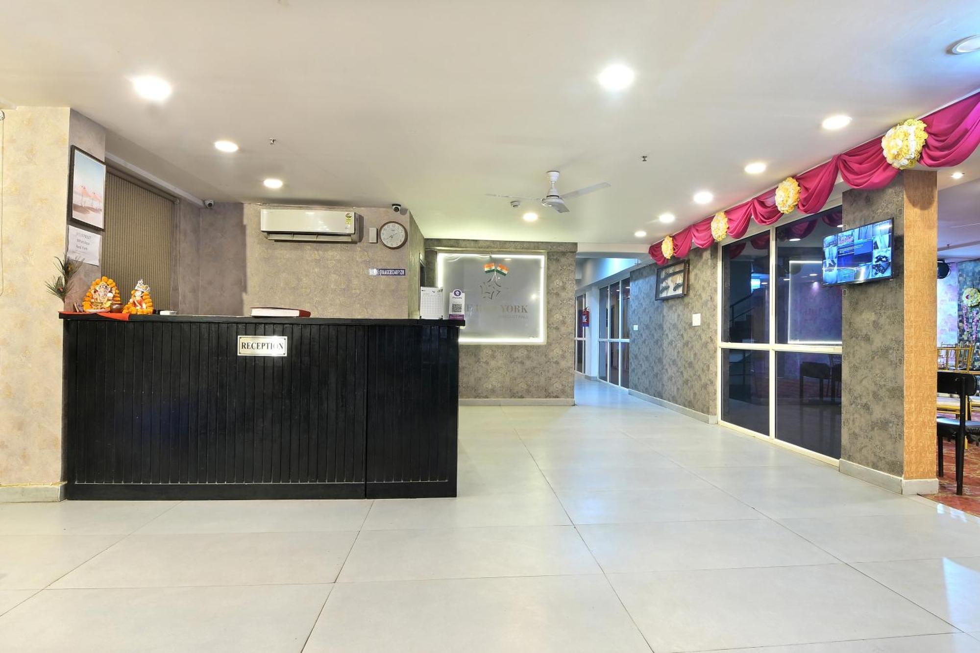 Hotel Red York By Byob Hotels Noida Exterior foto