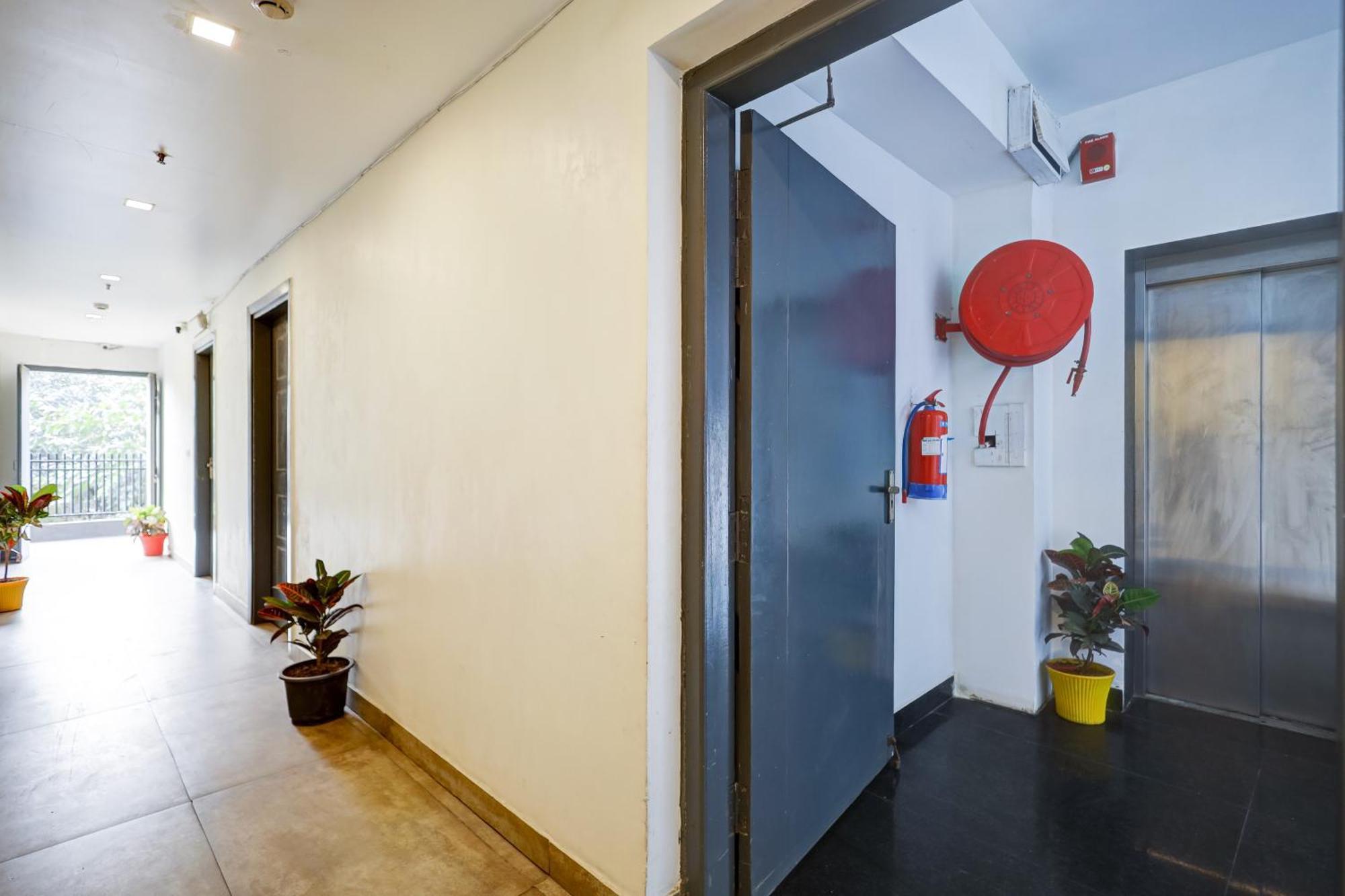 Hotel Red York By Byob Hotels Noida Exterior foto