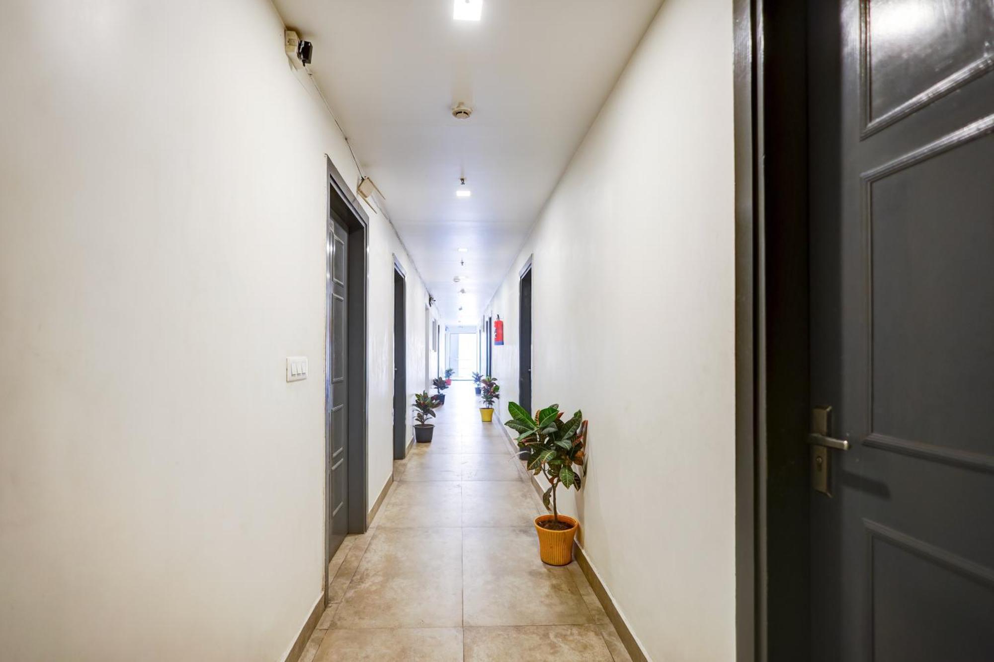 Hotel Red York By Byob Hotels Noida Exterior foto